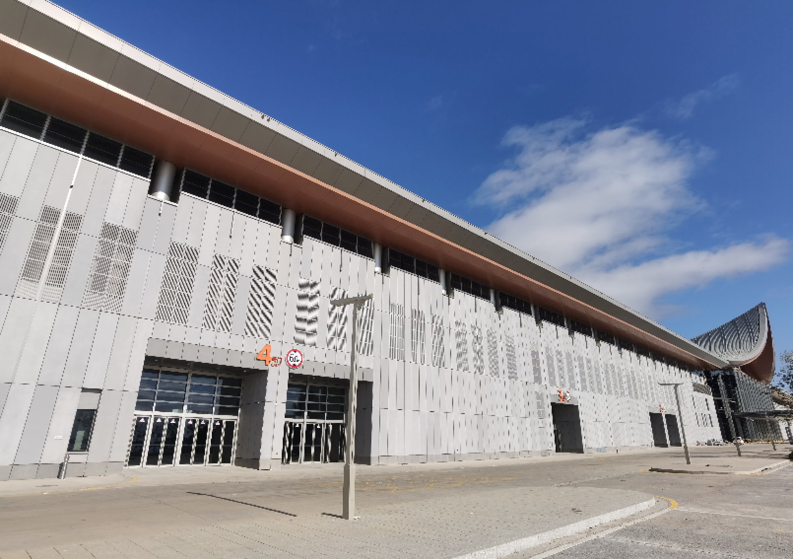 深度解析UHPC真空浇铸建筑幕墙