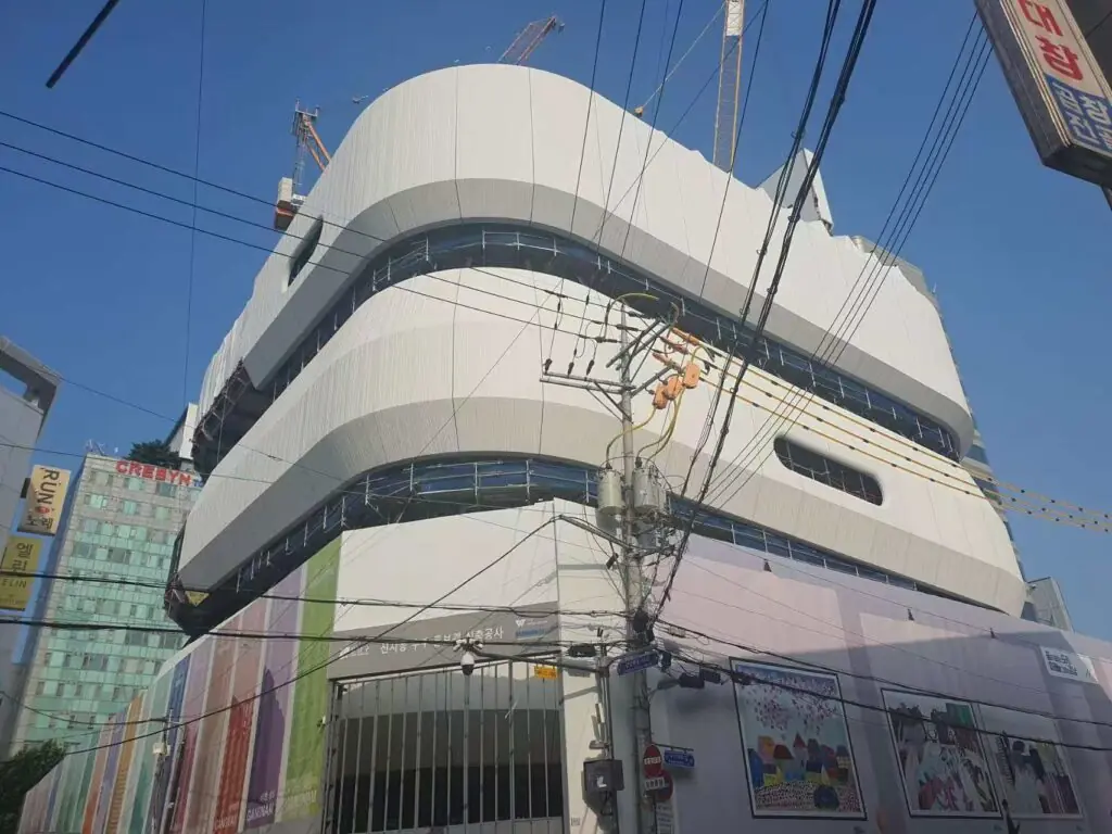 韩国首尔售楼处曲面 UHPC 幕墙，超高性能混凝土塑造城市先锋美学