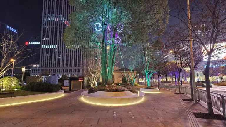 UHPC 发光弧形树池落地 CBD 街区，光影重塑城市夜间景观风貌