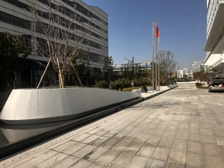UHPC 弧形景观树池，塑造产业园现代极简景观界面