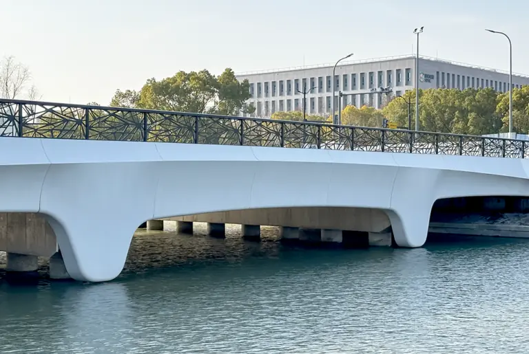 UHPC 艺术混凝土桥梁挂板：为城市滨水桥梁赋予流动建筑美学