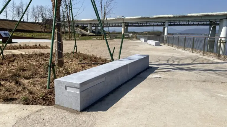 清水混凝土坐凳：以素简肌理，锚定城市岸线的松弛边界