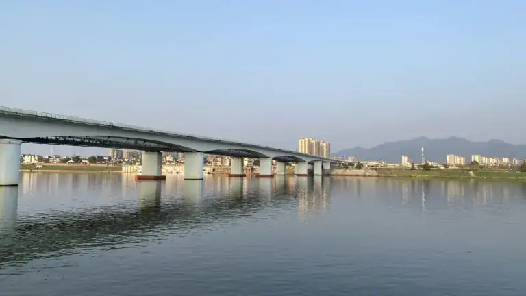 清水混凝土坐凳：江桥为卷，坐凳为笔，绘就城市水岸的永恒风景
